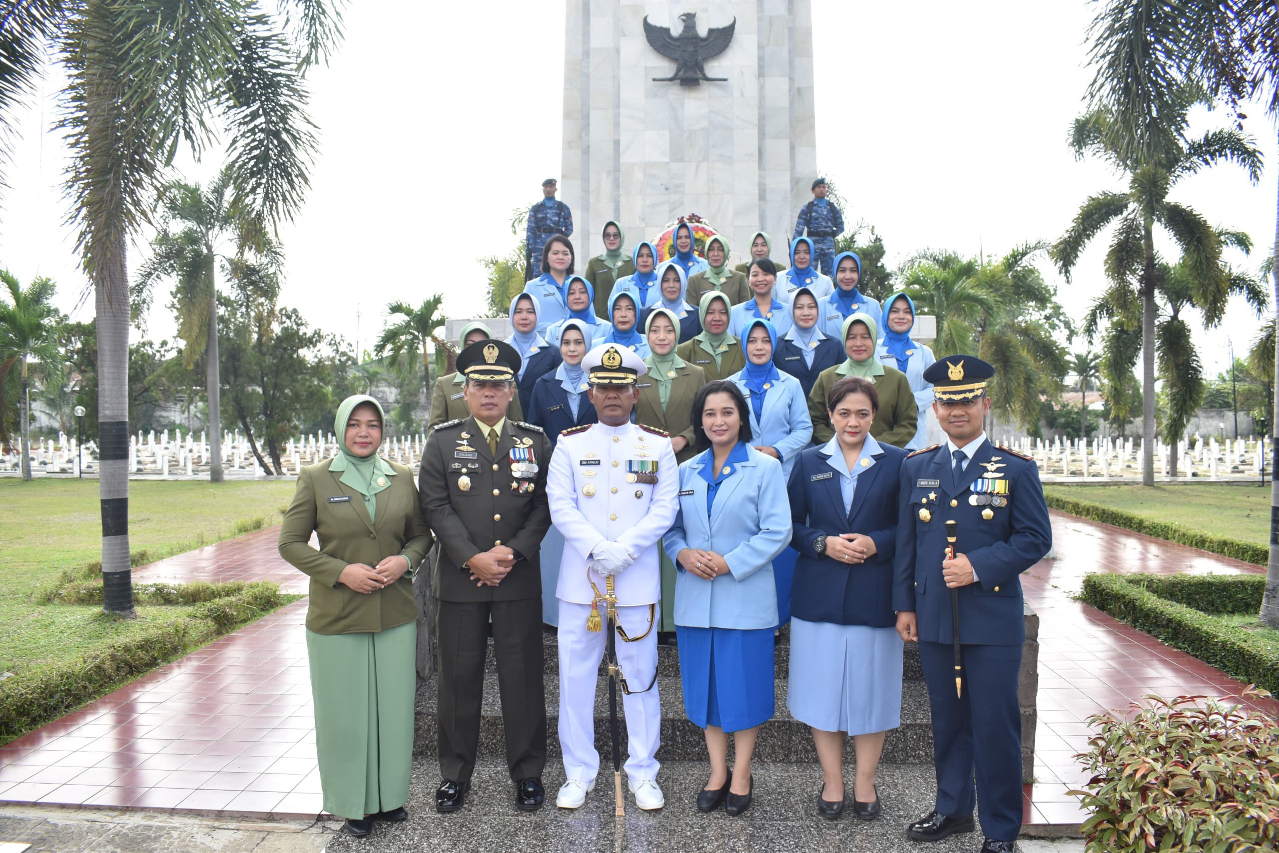 Jelang HUT Ke-79 TNI Tahun 2024 Prajurit Dan PNS TNI Wilayah Lampung melaksanakan Ziarah Nasional