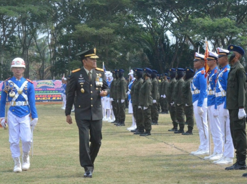 DANREM 043/GATAM TUTUP DIKSAR KEDISIPLINAN DAN KEPEMIMPINAN SISWA SISWA SMA KEBANGSAAN