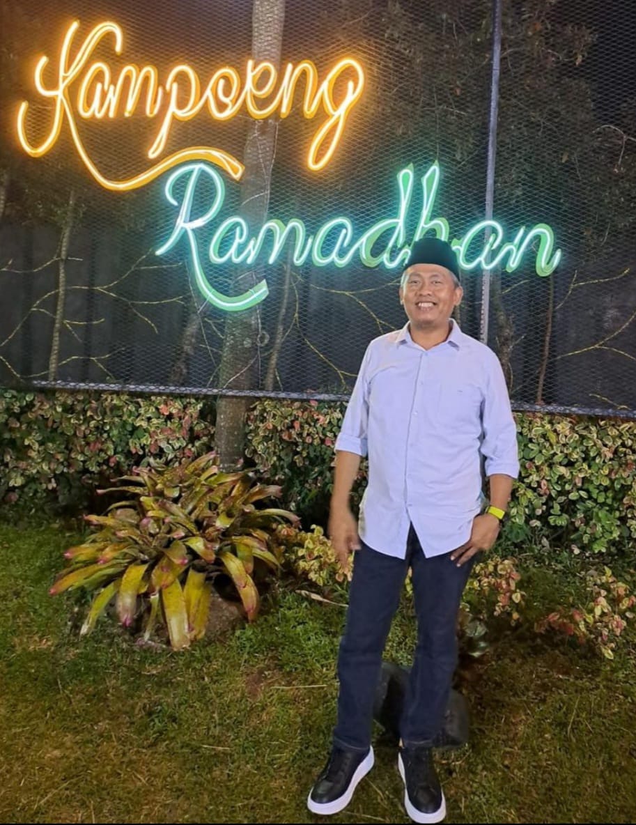 Junaedi Si Raja Rumah Makan Padang, Terima Sertifikat Halal MUI. MAJALAH NATAR AGUNG
