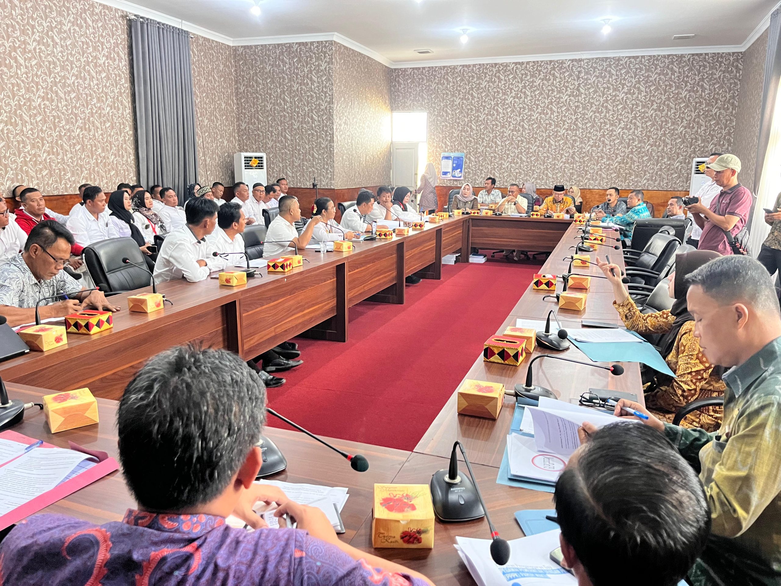 Minim Pengangkatan PPPK, Tenaga Honorer Sampaikan Keluh-Kesah di Hadapan Anggota DPRD Lampung Selatan