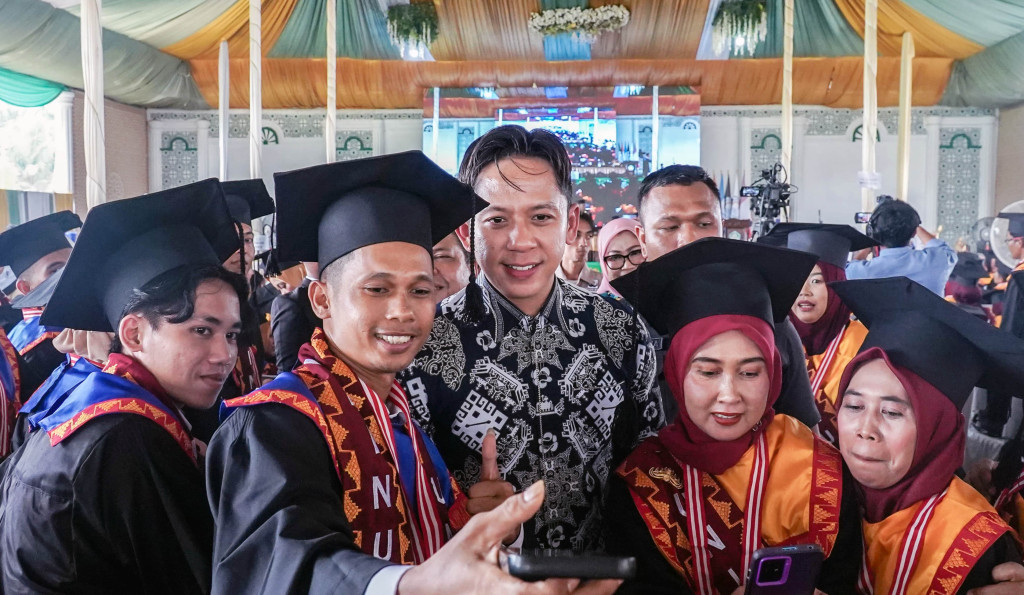 Wisuda Perdana An Nur. Bupati Egi Umumkan Perbaikan Ruas Jalan Rp 11 Miliar Wujud Dukungan untuk Pendidikan