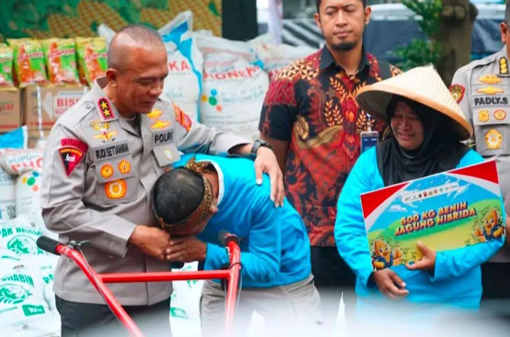 Dua Orang Anggota Kelompok Tani di Cikalong Wetan, Dapat Umroh Gratis Dari Kapolda Jawa Barat