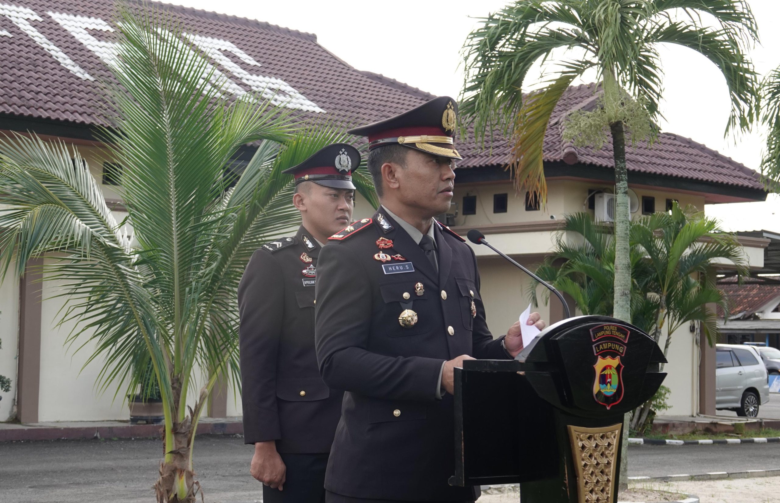 Polres Lampung Tengah Gelar Upacara Penyerahan Secara Simbolis Penganugerahan Tanda Kehormatan Pengabdian Anggota Polri